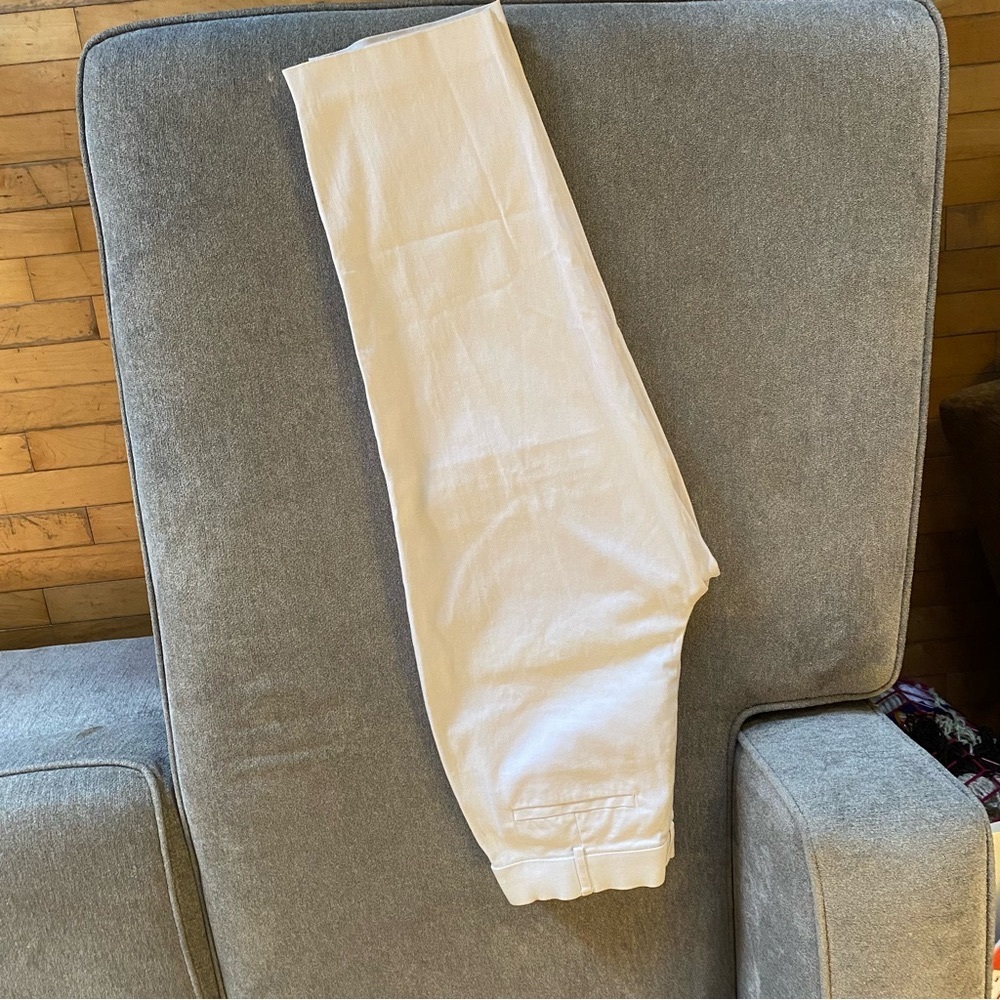 White Capri stretchy with ankle zip